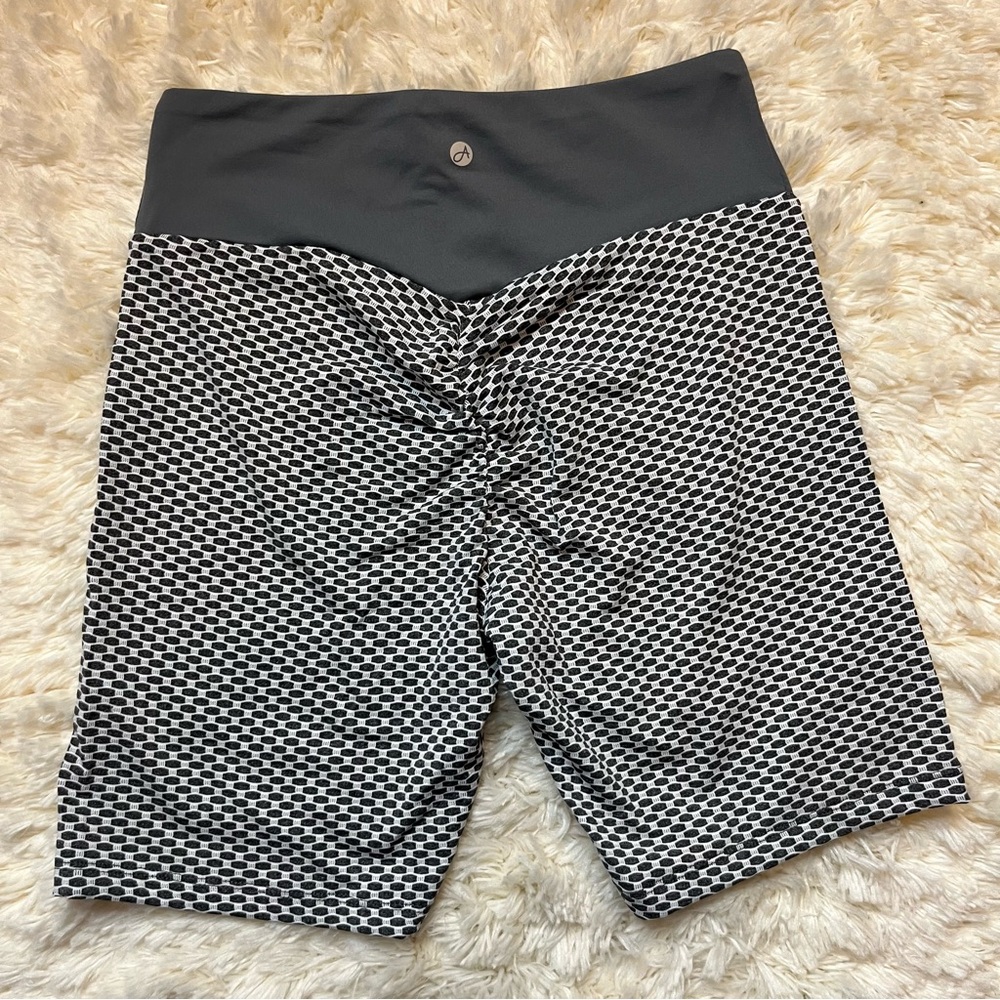 New Women’s Size Small Gray Textured Scrunch Butt Biker Shorts Workout Gym Yoga